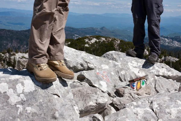 Twee bergbeklimmers permanent boven op de heuvel — Stockfoto