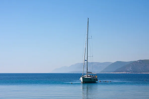 Barco à vela e no mar — Fotografia de Stock