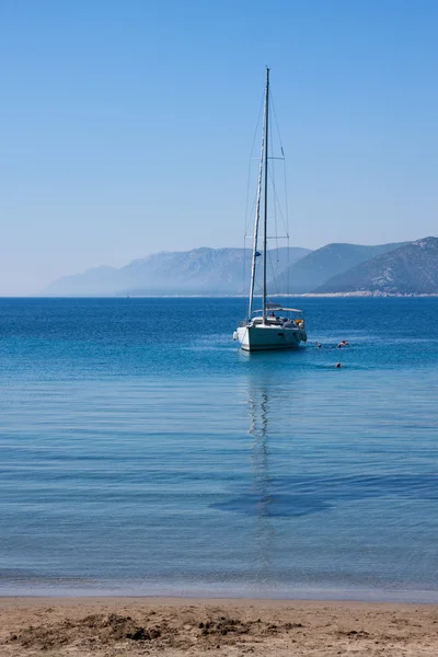 Barca a vela e in mare — Foto Stock