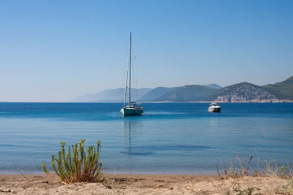 Barca a vela e yacht — Foto Stock