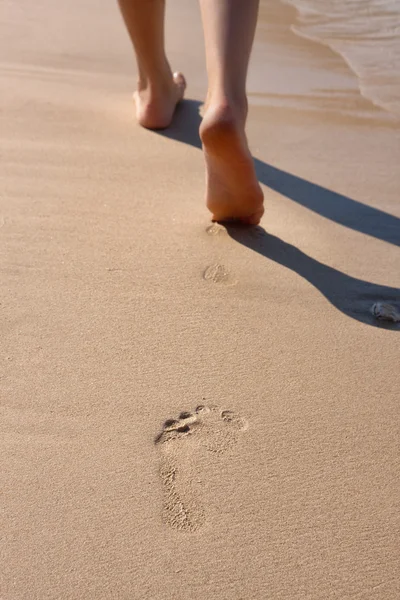 모래 산책 하는 젊은 여자의 다리의 세부 사항 로열티 프리 스톡 사진