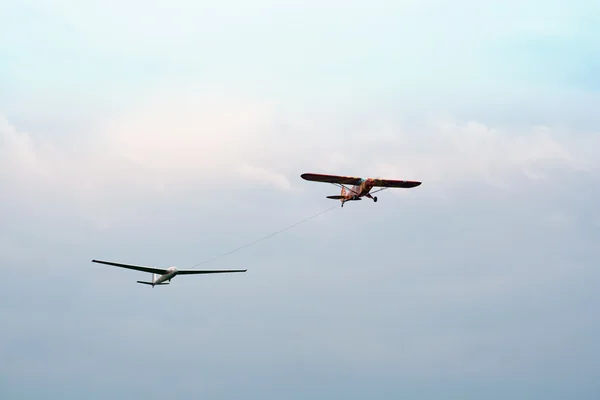 Flugzeug schleppte ein Segelflugzeug — Stockfoto