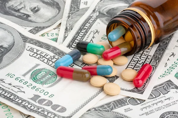 Pilules et dollars américains Images De Stock Libres De Droits