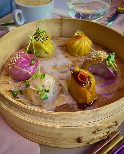 Verschiedene Dim Sum Bambusdampfer Chinesische Küche Gedämpfte Knödel Dim Sum — Stockfoto