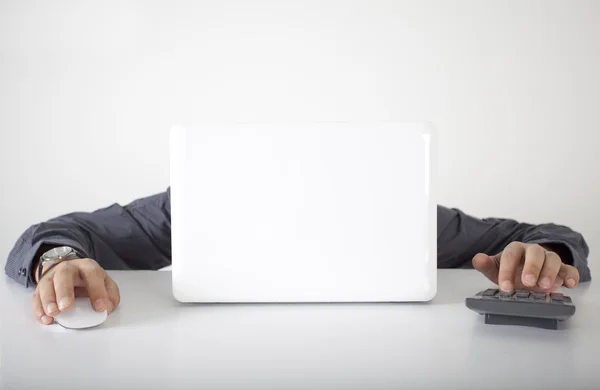 Talentoso hombre de negocios con computadora y calcular — Foto de Stock