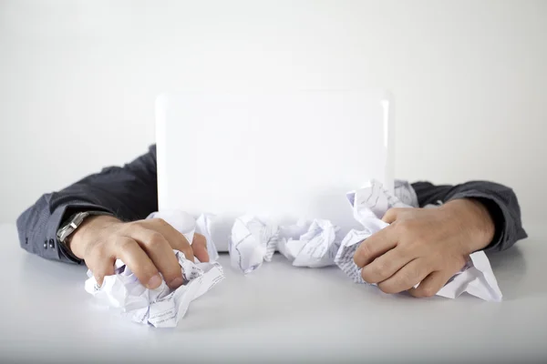 Hombre de negocios trabajando duro en los periódicos — Foto de Stock