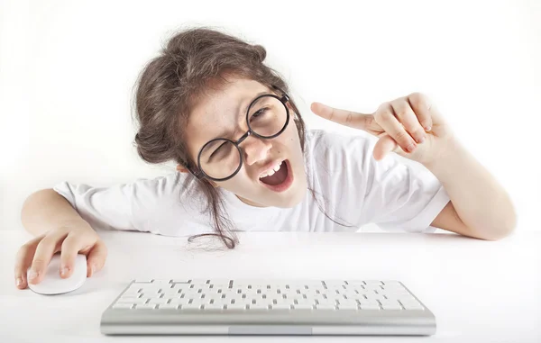 Wütendes kleines Mädchen und Computer — Stockfoto