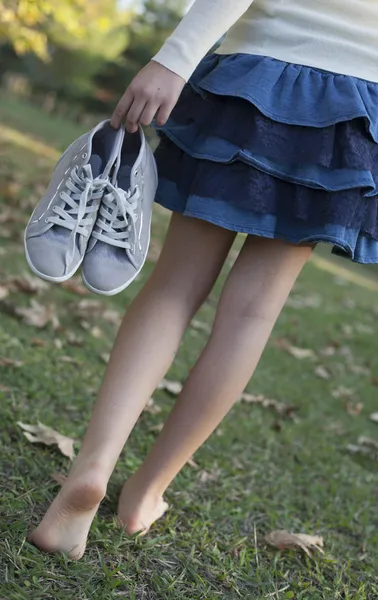 Walking girl in the nature — Stock Photo, Image