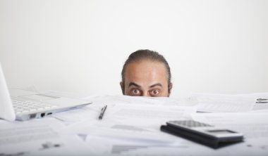 ofis masa seyir endişeli erkek yüz