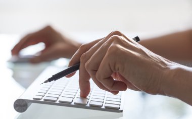 kadın Close-Up bilgisayar klavye üzerinde eller
