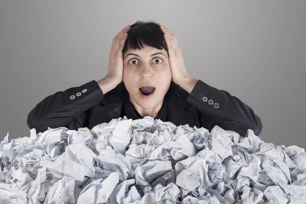 Geschäftsfrau mit viel zerknittertem Papier — Stockfoto