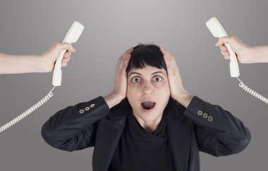 kadın kafasını etrafında telefon ile vurguladı.