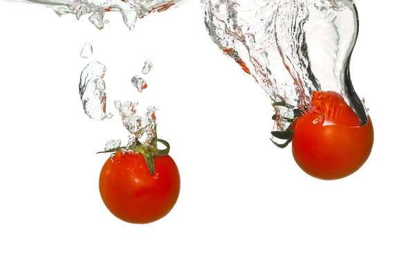 Tomates en agua salpicada — Foto de Stock