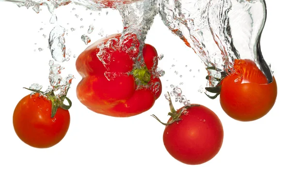 Tomates em salpicos de água — Fotografia de Stock