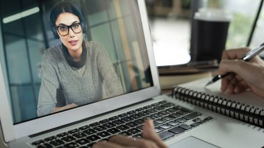 Konuşuyor ve video üzerinde çalışıyor.