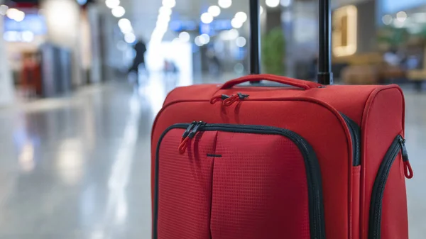Rotes Gepäck Der Flughafenlounge — Stockfoto