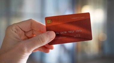 Kredi kartı tutan bir eli kapat.