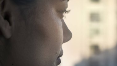 Pencereden bakan genç bir kadın