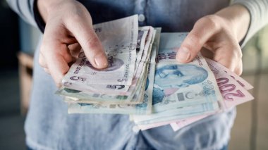 Eller Türk banknotlarını sayıyor