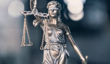 Gözleri bağlı kadın adalet terazi tutuyor.