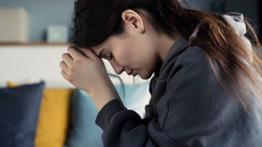 Sıktı elleri olan genç kadın