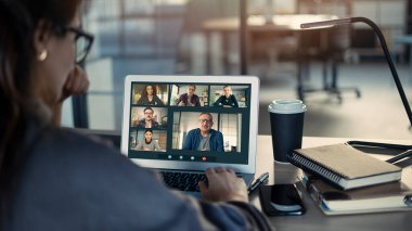 Konuşuyor ve video üzerinde çalışıyor.