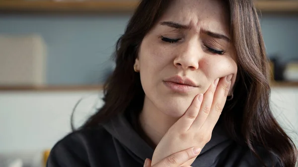 Žena Trpí Bolestí Zubů Doma — Stock fotografie