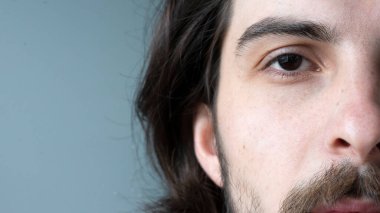 Kameraya doğrudan bakan bir adamın yakın çekimi.
