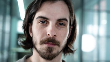 Adam kameraya bakıyor.