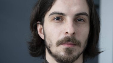 Adam kameraya bakıyor.