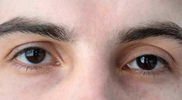 Крупный план человека, смотрящего прямо в камеру