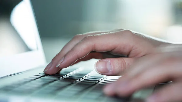 Frau Greift Zur Laptop Tastatur — Stockfoto