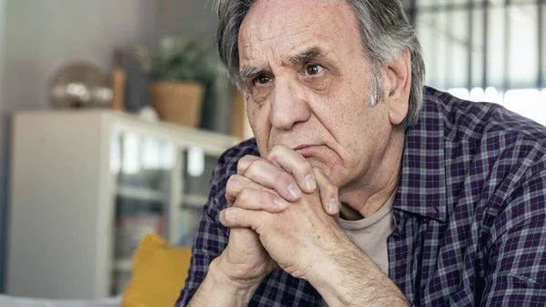 Düşünceli Yaşlı Adam Evde Yalnız Oturuyor — Stok fotoğraf