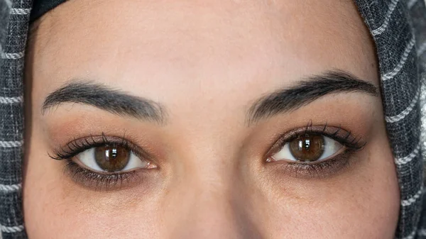 Young Muslim Woman Looking Camera — Stock Photo, Image