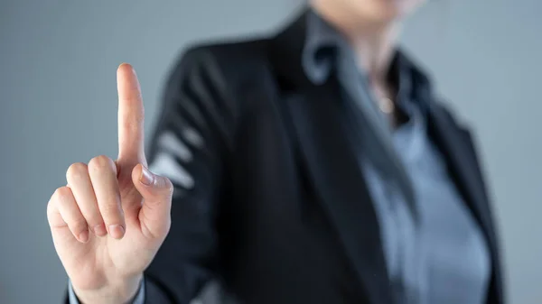 Dedo Femenino Presionando Botón Búsqueda Una Pantalla Digital — Foto de Stock