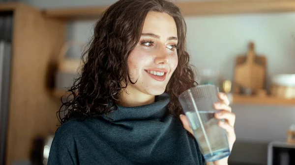 Joven Mujer Bebiendo Vaso Agua — Foto de Stock