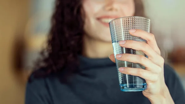 Joven Mujer Bebiendo Vaso Agua — Foto de Stock