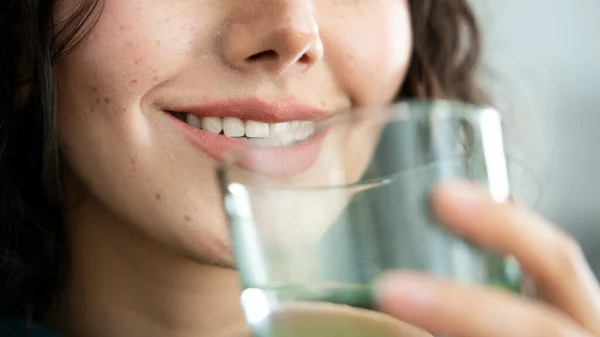 Jonge Vrouw Drinken Glas Water — Stockfoto