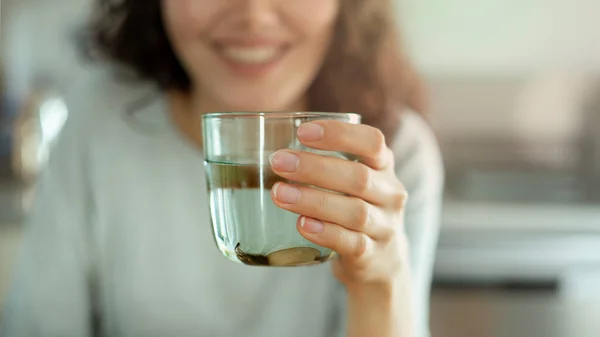 Joven Mujer Bebiendo Vaso Agua — Foto de Stock