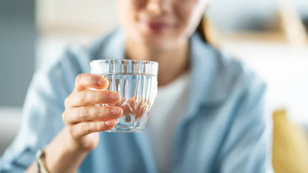 Mujer Joven Bebe Vaso Agua — Foto de Stock