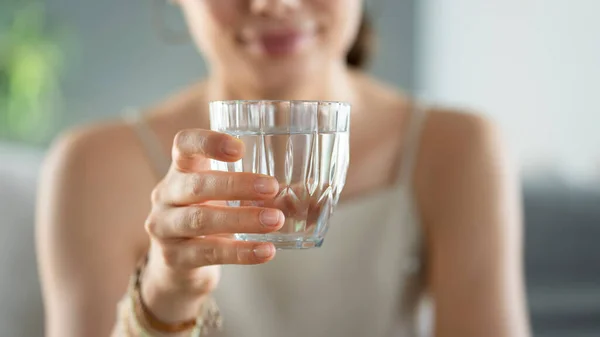 若い女性がコップ一杯の水を飲み — ストック写真