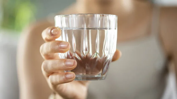 Mujer Joven Bebe Vaso Agua — Foto de Stock