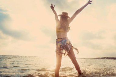 Kumsaldaki genç kadın.