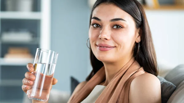 若い女性がコップ一杯の水を飲み — ストック写真