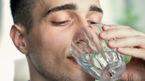 Joven Bebe Vaso Agua —  Fotos de Stock