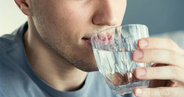 Jongeman Drinkt Een Glas Water — Stockfoto