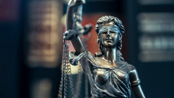 图书背景下的女性司法的法律和法律概念雕像 — 图库照片