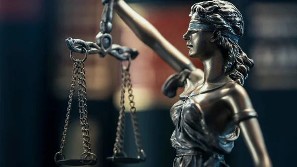 Rechts Und Rechtskonzept Statue Der Lady Justice Auf Buchhintergrund — Stockfoto