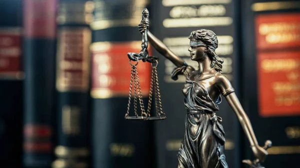 Estátua Conceito Jurídico Direito Lady Justice Livros Fundo — Fotografia de Stock