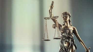 Bayan Adalet 'in hukuk ve hukuk konsepti heykeli bulanık arka planda